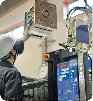 射出成型の現場写真